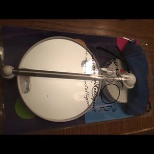 Twist mirror magnifying makeup mirror